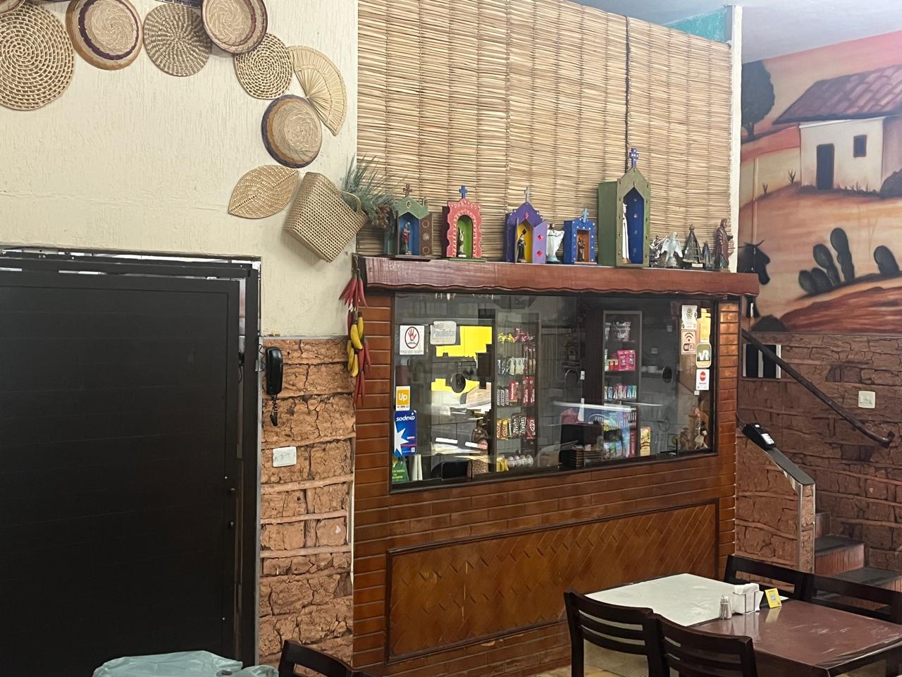 Clientes saboreando comida nordestina