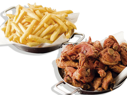 frango a passarinho e batata frita